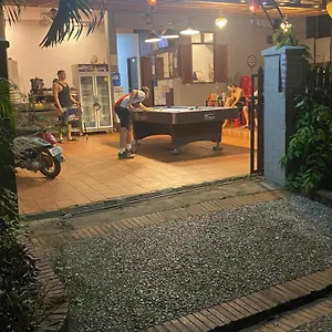aurora-backpackers-hostel.hotelsluangprabang.com/